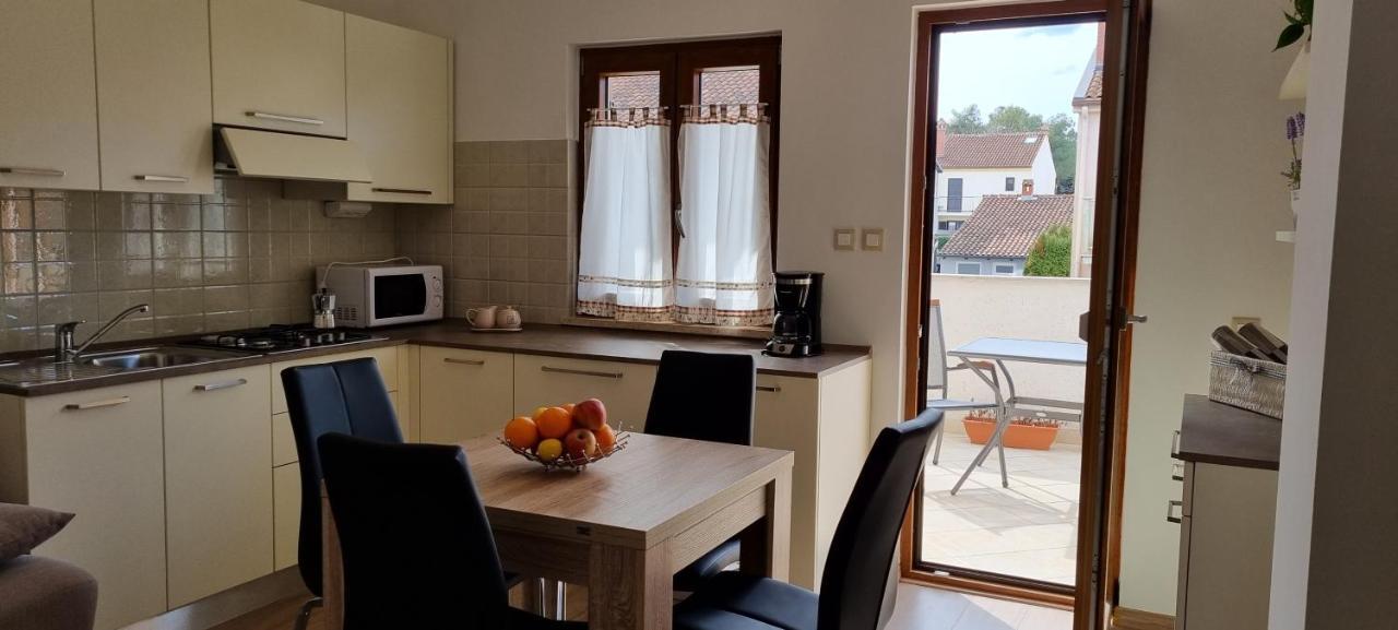 N&G Apartments Rovigno Esterno foto